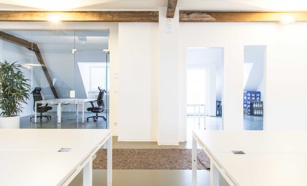 Desk/Room in 400sqm fully equipped coworking space