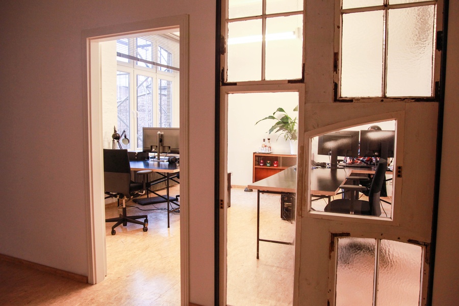 Desks in creative shared office available / Tische frei in kreativer Bürogemeinschaft