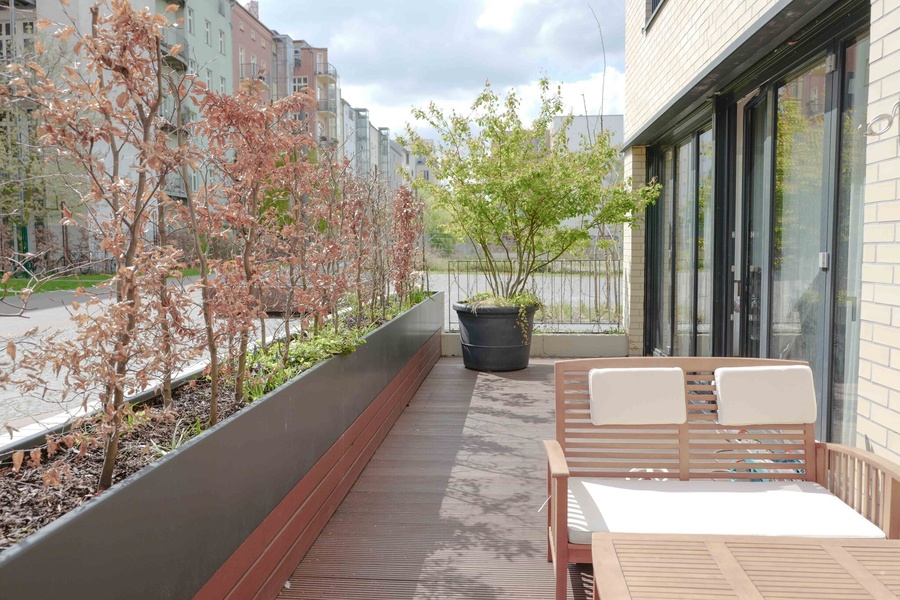 Entire ground floor in front of Mauerpark: flexible, fully furnished office with private terrace