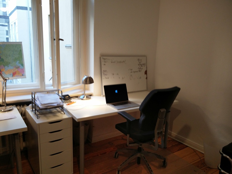 Room with 2 desks in shared office, furnished, incl fast internet, close to Zoo