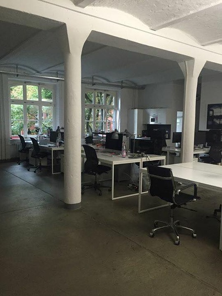 Beautiful Kreuzberg loft office (incl. meeting room) has a couple of spare desks! Perfect for start-ups and small companies!