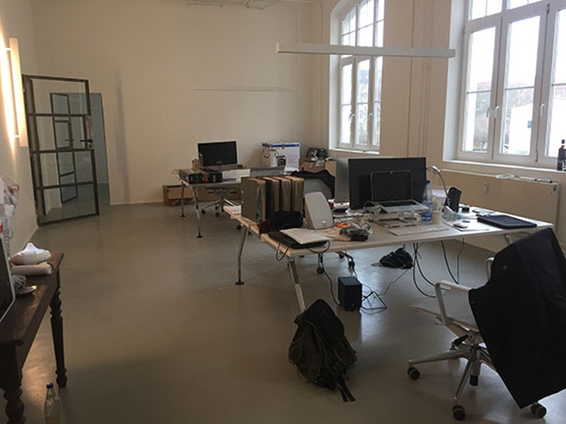 2 (auf 3 erweiterbare) helle Büroplätze in Gemeinschaftsbüro im Gewerbepark Bouchéstraße (X-berg/Alt Treptow)