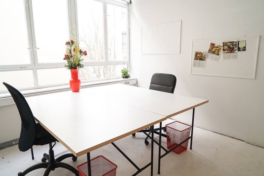 Co-Working desks in luminous office in best part of Kreuzberg