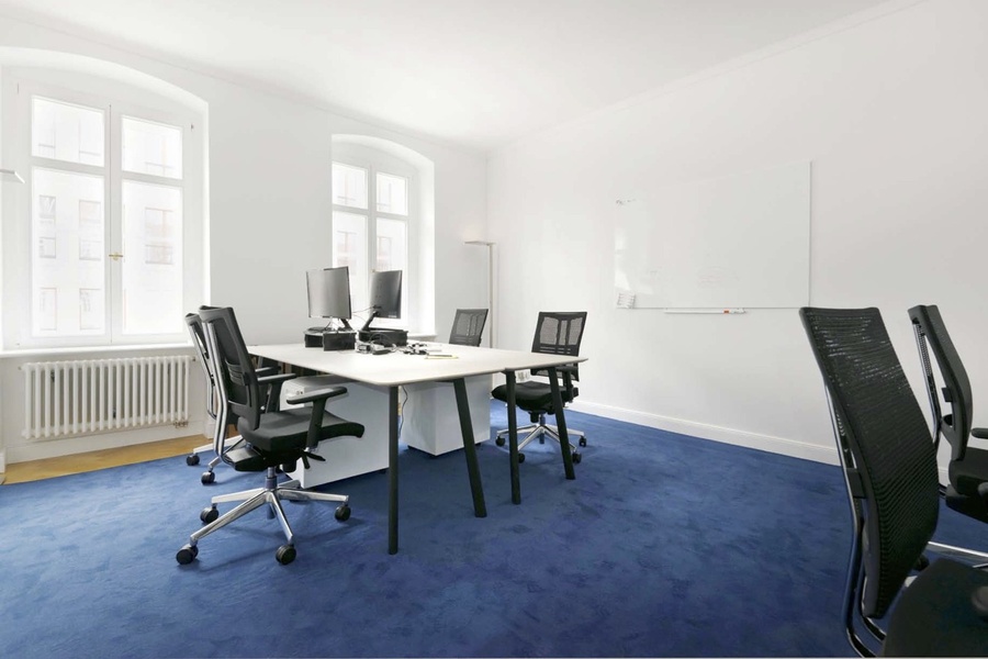 Room: Sunny office space for shared use in prime location for rent