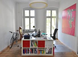 Helle,  freundliche  Büro-Arbeitsplätze  zum  1.  August  frei!  (früherer  Einzug  möglich)  |  Südseite  Vorderhaus  mit  Balkon