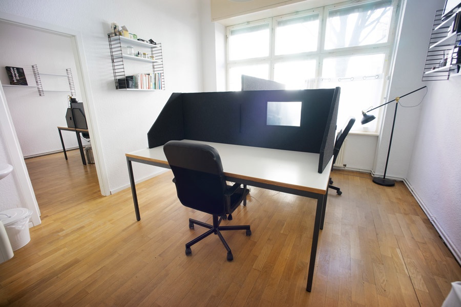 One desk available in small shared office / Ein Tisch verfügbar in Bürogemeinschaft