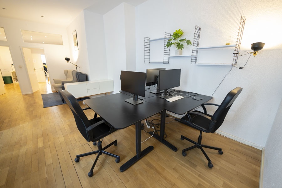 One desk available in small shared office / Ein Tisch verfügbar in Bürogemeinschaft