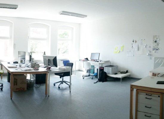 1 desk to let in spacious coworking space