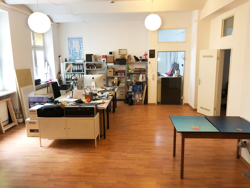 3 desk space available in creative office, Büro, Büroplatz