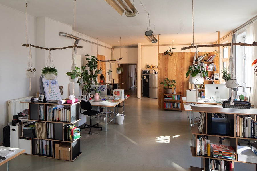 Desk in coworking space in Moabit