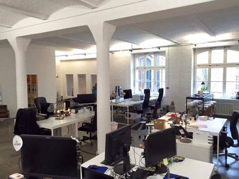 Beautiful Kreuzberg loft office (incl. meeting room) has a couple of spare desks! Perfect for start-ups and small companies!