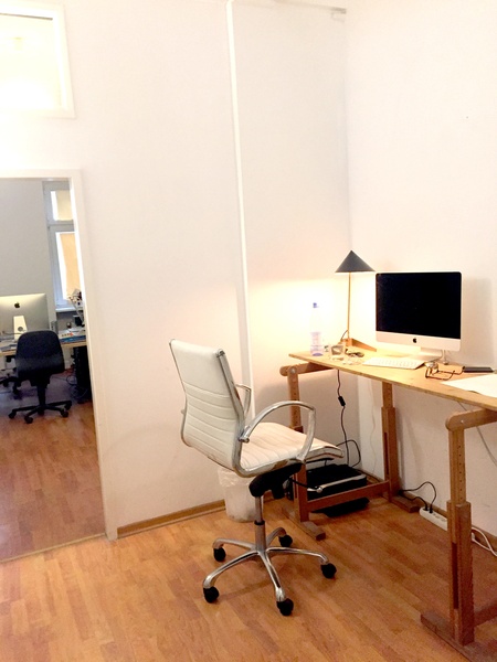 3 desk space available in creative office, Büro, Büroplatz