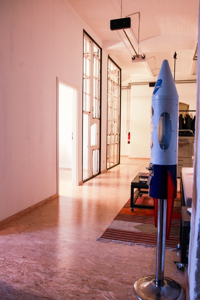 Desks in creative shared office available / Tische frei in kreativer Bürogemeinschaft