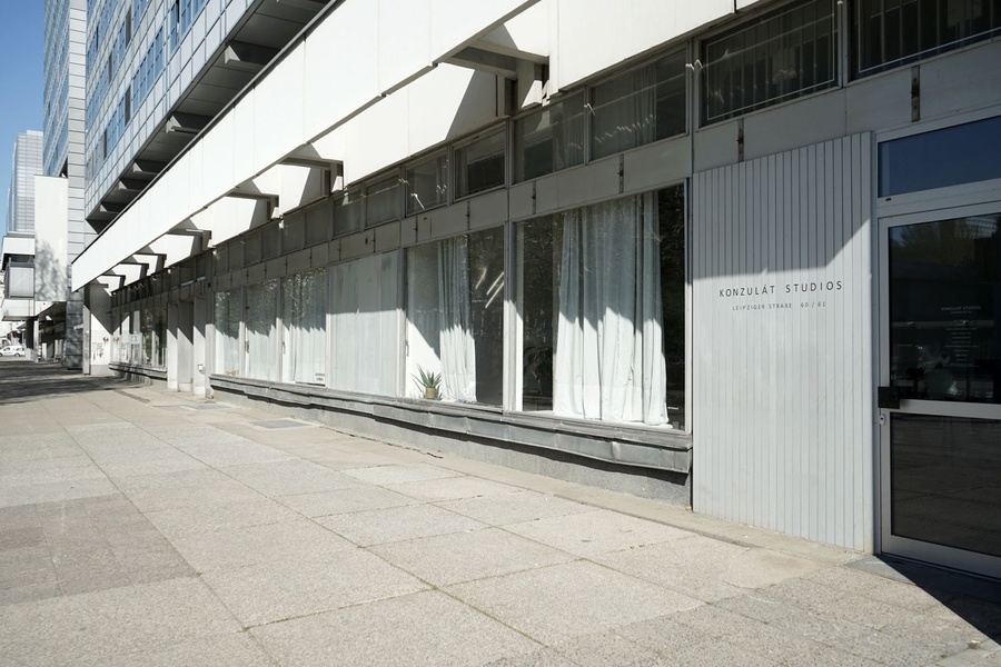 Sunny desks in Berlin Mitte, Hausvogteiplatz, Gendarmenmarkt, Leipziger Str.