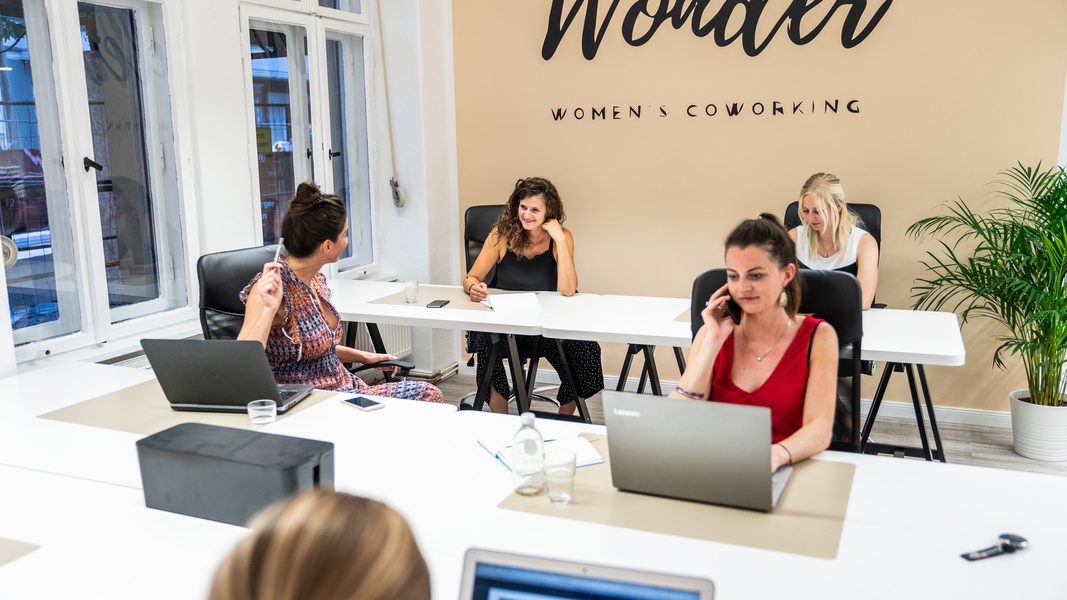 Coworking Space for women in Berlin offers Coworking & Offices