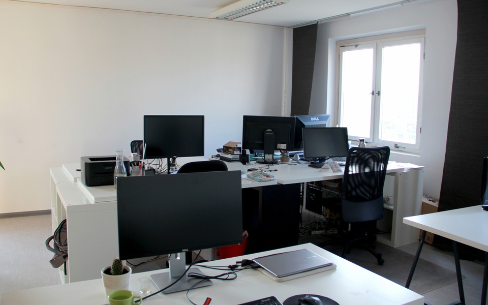 Nette Bürogemeinschaft bietet Arbeitsplatz mit Panoramablick