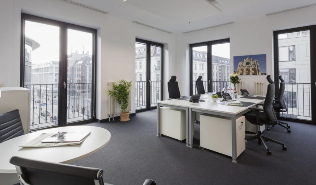 Tenant for large and modern furnished corner office in excellent location (6-8) desks / NACHMIETER gesucht