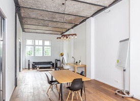 Arbeitsplätze in weiträumigen Loft im Industrie-Design im Herzen von Berlin