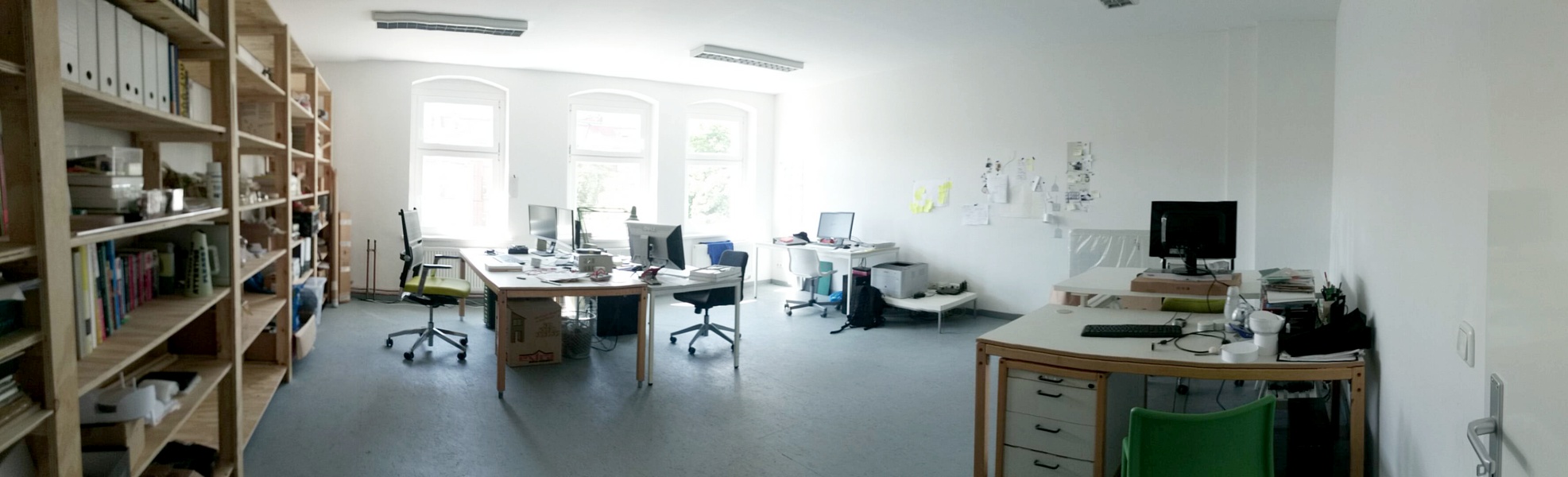 1 desk to let in spacious coworking space