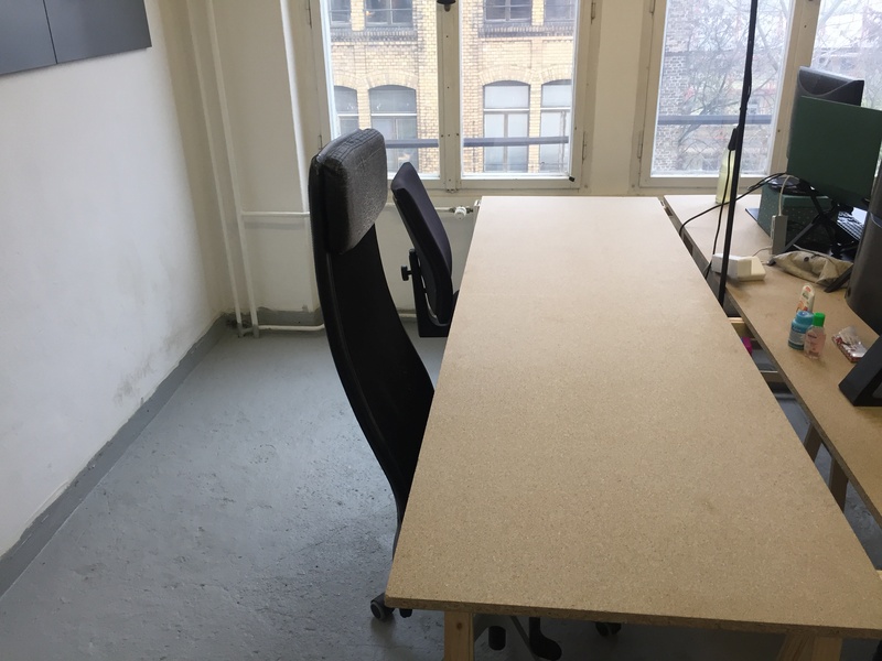 Helles abschließbares Zimmer mit 3 Schreibtischen