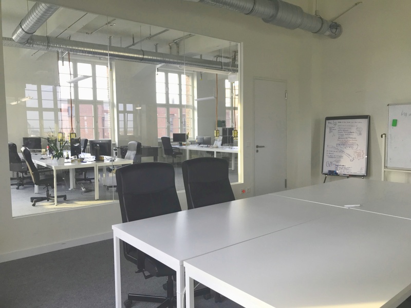 Lichtdurchflutetes Office mit Blick über Berlin und Tempelhofer Hafen