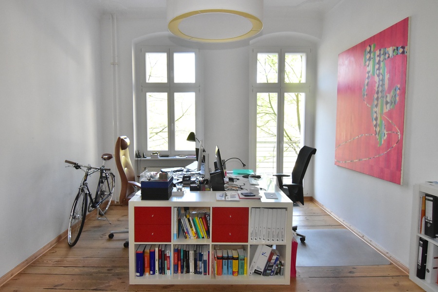 Helle,  freundliche  Büro-Arbeitsplätze  zum  1.  August  frei!  (früherer  Einzug  möglich)  |  Südseite  Vorderhaus  mit  Balkon