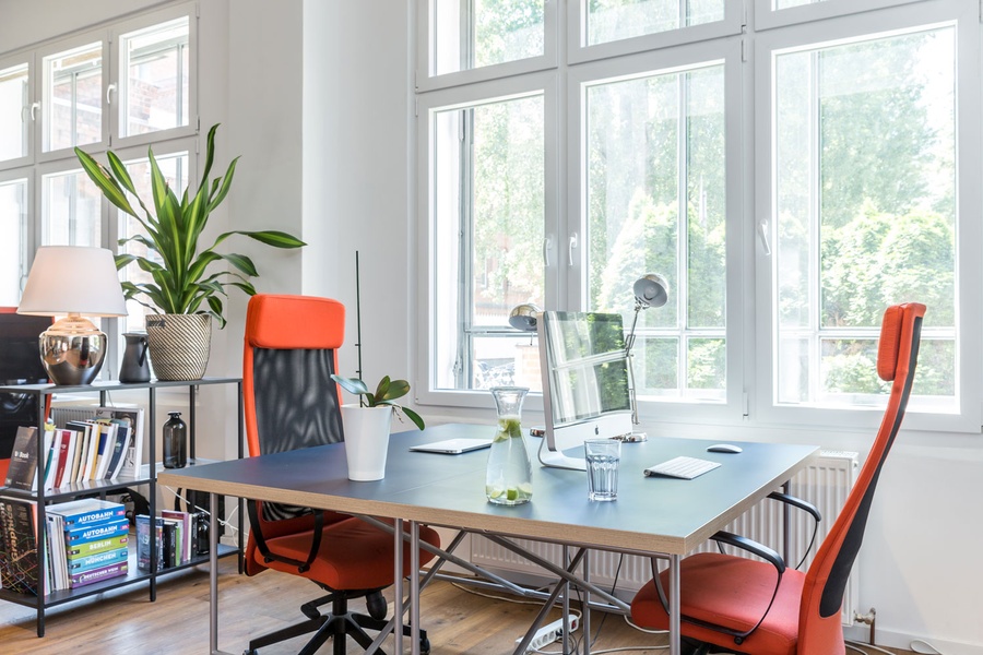 Arbeitsplätze in weiträumigen Loft im Industrie-Design im Herzen von Berlin