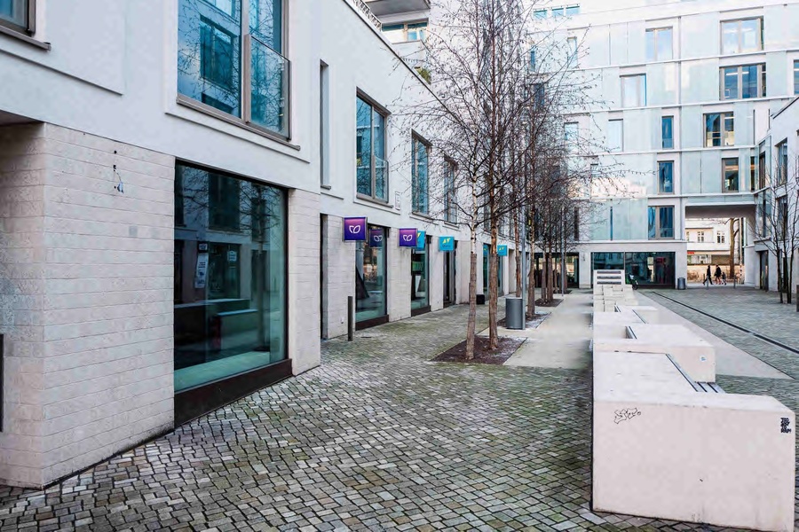 Lockable room for 6 employees with large terrace in Kastanienallee