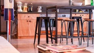 Desks in creative shared office available / Tische frei in kreativer Bürogemeinschaft