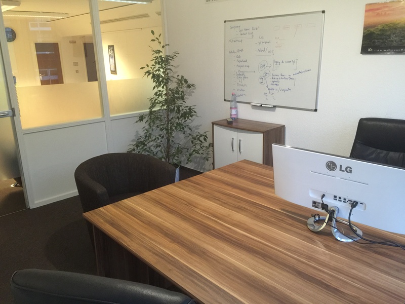 ROOM: CoWorking Space - Desks - Office Bürogemeinschaft - Arbeitsplatz - Nähe Zoo - coworkingspace - Room - Raum 