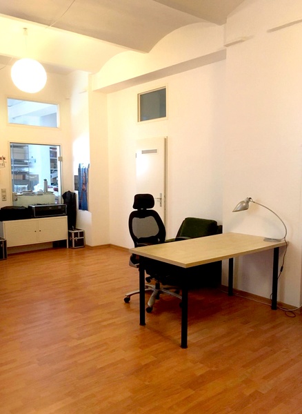 3 desk space available in creative office, Büro, Büroplatz