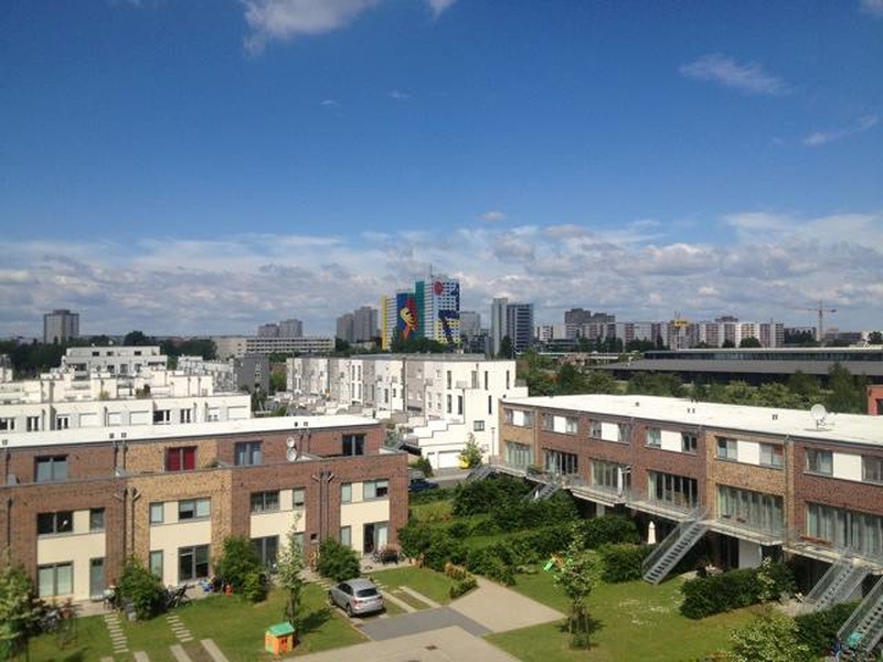 Nette Bürogemeinschaft bietet Arbeitsplatz mit Panoramablick