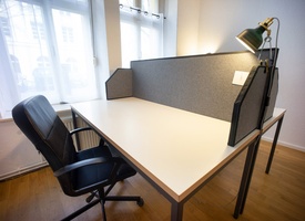 One desk available in small shared office / Ein Tisch verfügbar in Bürogemeinschaft