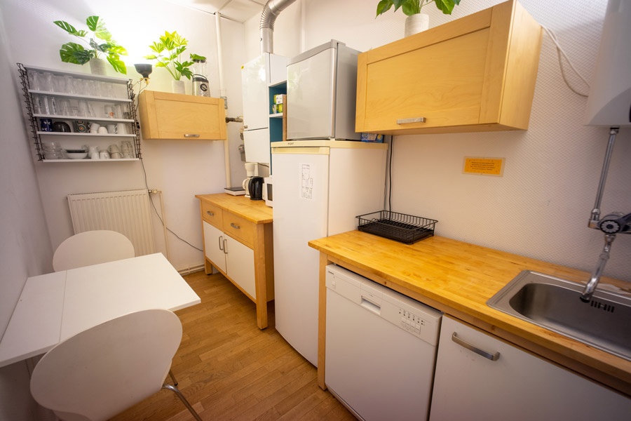 119sqm office with 5 rooms - fully furnished, internet and all inkl.! In Prenzlauer Berg.