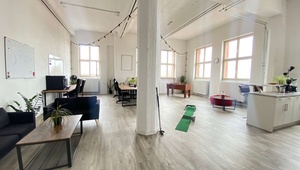 Modernes Loft-Büro möbiliert zur Untervermietung in Startup Co-Working