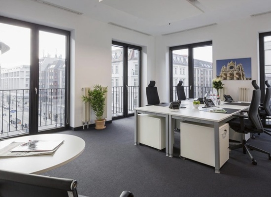 Tenant for large and modern furnished corner office in excellent location (6-8) desks / NACHMIETER gesucht