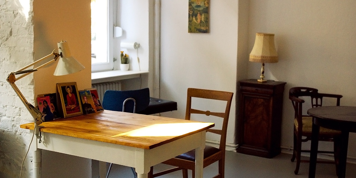 free tables in cosy coworking Neukölln (12055)!