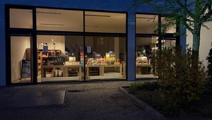 Moderne Gewerbefläche mit großer Glasfassade und Showroom-Charakter in Berlin-Wilmersdorf