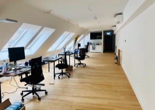 Office Desks in Bergmannkiez available for sublet!