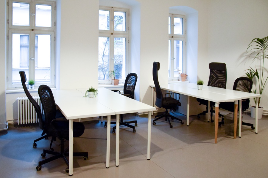 Furnished startup office for 4-8 people next to Görlitzer park
