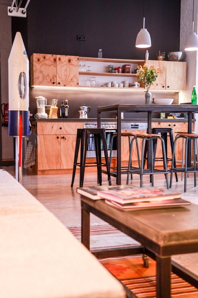 Desks in creative shared office available / Tische frei in kreativer Bürogemeinschaft