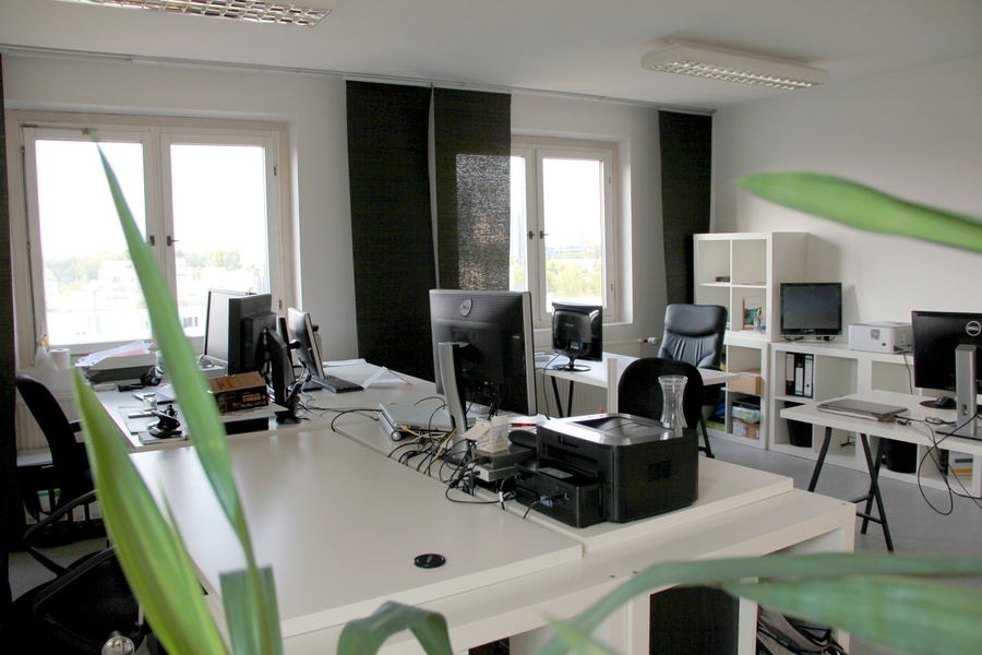 Nette Bürogemeinschaft bietet Arbeitsplatz mit Panoramablick