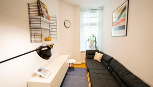 One desk available in small shared office / Ein Tisch verfügbar in Bürogemeinschaft