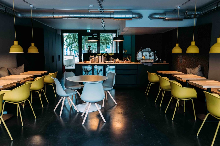 Plug&play office for 40+ employees with event-community space or show room