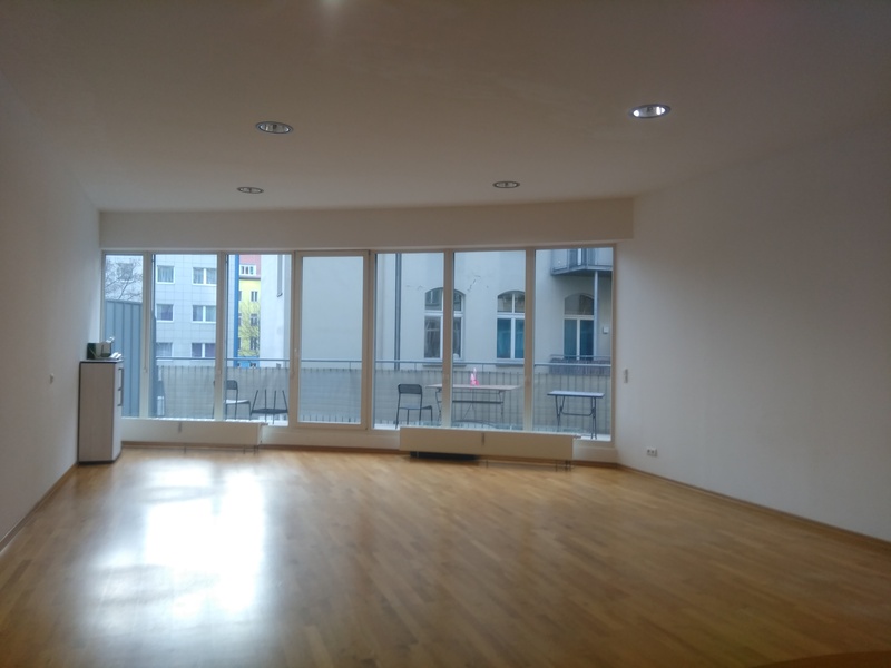 Zwischenmiete: Schönes Büro mit großem Balkon in Kreuzberg