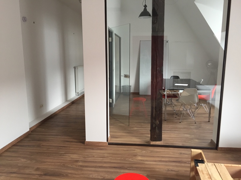 Separate Room (3-4 desks) in Shared Office // Eigener Büroraum (3-4 Personen) zur Untermiete