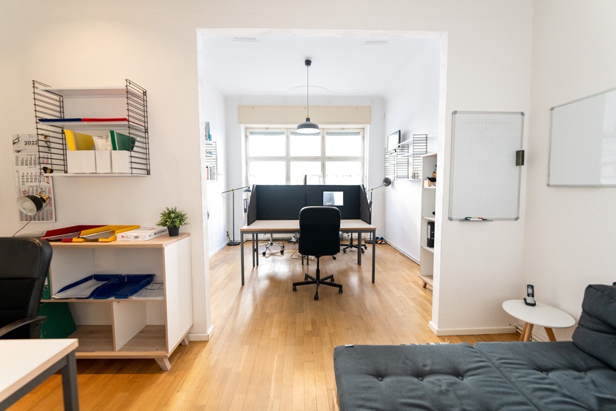 One desk available in small shared office / Ein Tisch verfügbar in Bürogemeinschaft