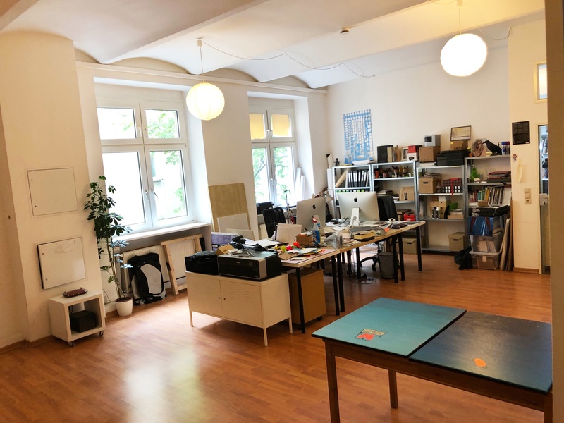 3 desk space available in creative office, Büro, Büroplatz