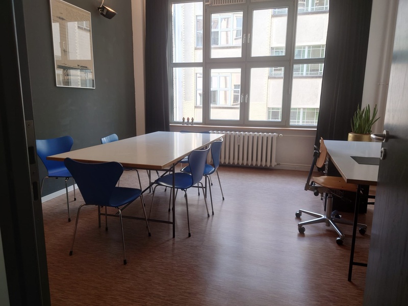 schöner heller Büroraum in Gemeinschaftsbüro zur Untermiete - LOFT - beautiful bright office space in shared office for sublease