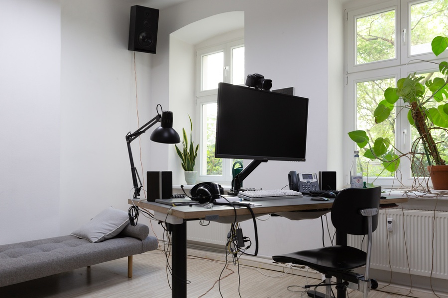 Room in shared office (Torstraße / Rosa-Luxemburg-Platz)